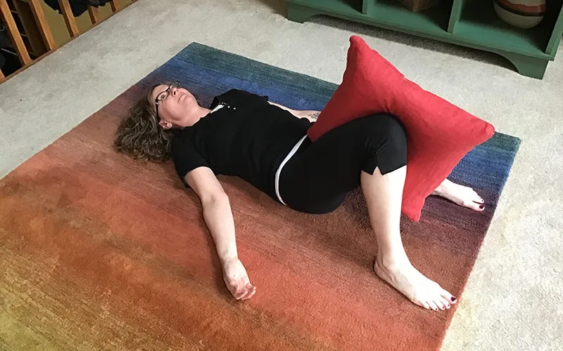 JA20_sacrum knee squeeze